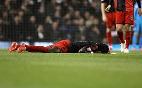 Bafetimbi Gomis collapses in game against Tottenham